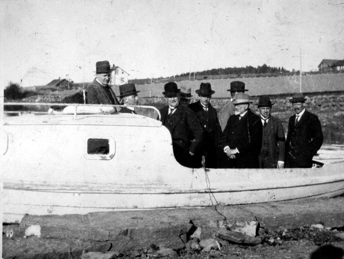 Anno Domkirkeodden, Motorbåten til Toftes Gave, Helgøya. Mange ombord. Direksjonen på tur til Hamar. Til høyre er Gustav Randby (1869-1952), styrmann og maskinist.