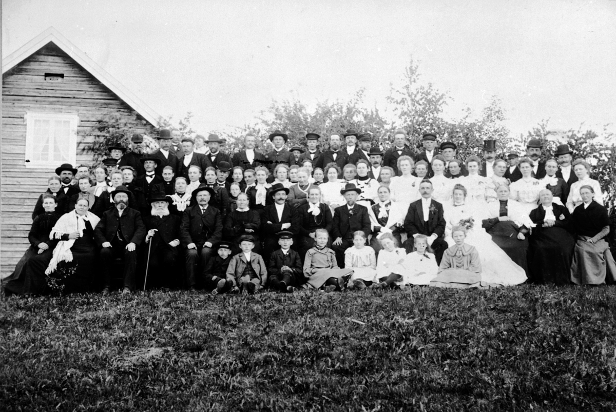 Anno Domkirkeodden, Brudeparet Ole Pedersen Røste (1876-1965) og Anna Eriksdatter Godager (1882-1944) med familie og gjester på Godager, Nes.