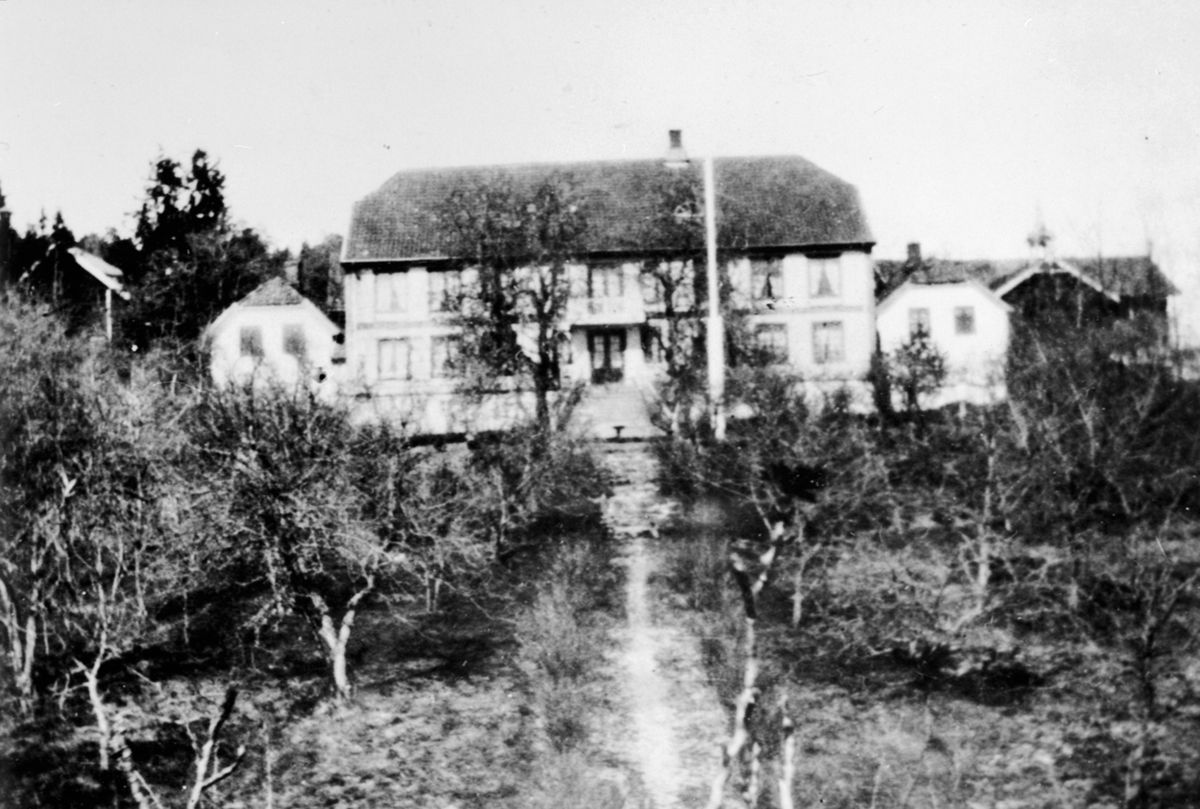 Anno Domkirkeodden, Hovedbygningen på Hovelsrud, Helgøya sett fra Hagen.