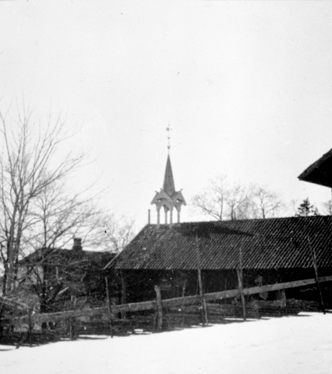 Anno Domkirkeodden, Hovedbygning og stabbur på Hovelsrud, Helgøya.