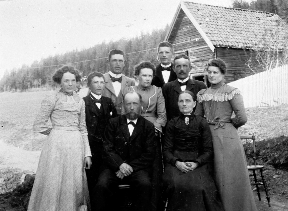Anno Domkirkeodden, Familien på Røste, Helgøya. Sittende foran er Peder Olsen Røste (1850-1941) og Indiana Knutsdatter Røste (1849-1914). Stående fra venstre er Berte (1882-1985), Petter (1887-1964), Knut (1877-1952), Anna (1873-1966), Ole f.1876, Anna Godager (1882-1944). Bak er Hans f.1879.