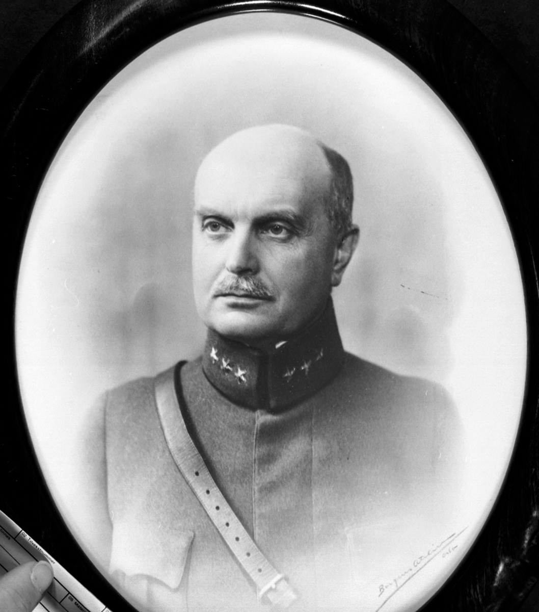 Anno Domkirkeodden, Major Nils Edvard Bredal Olssøn 16. 04. 1874 - D: JAN. 1937, Hovelsrud, Helgøya. I uniform.