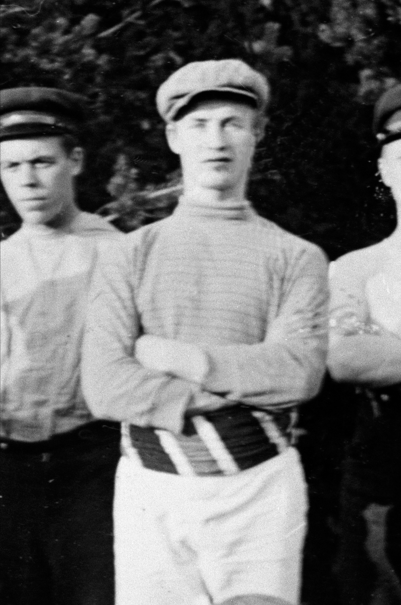 Anno Domkirkeodden, Fotballspillere, Moelven Fotboldklub. Stående fra venstre er Olaf Fauskerud, Jørgen Stensåsen, Johs. Solberg, Johs. Nordby, Ole Nystrand, Bernhard Skalmerud, Alf Gustavsen, Lauritz Skar. Sitende til venstre er Even Nystrand, Johs. Kristiansen, Reinert Øwre, Kristian Kristiansen.