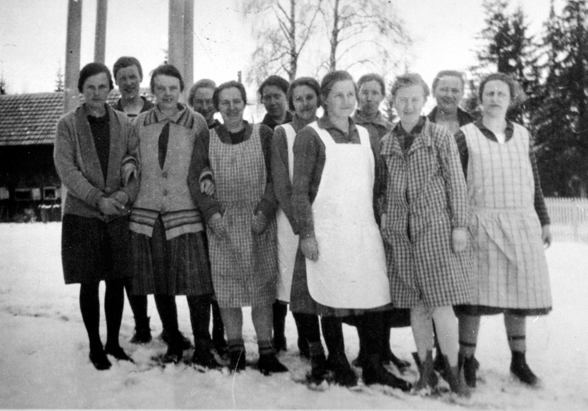 Anno Domkirkeodden, Tolv damer på vevkurs på Nærvang, Næroset, Ringsaker. Foran fra venstre er Aslaug Sørby, Bertha Habberstad, Ellen Skar, Olga Danielsberg, lærer Signe Håve, Sigrid Dahl. Bak er Pauline Bøversveen, Johanne Hulleberg, Tina Kullsvehagen, i hvitt forkle er Emma Lien, Ingunn Tangen, Hilda Kongsund.