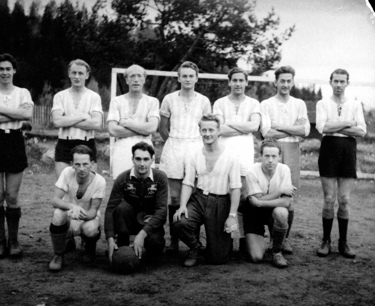 Anno Domkirkeodden, Fotballag fra Strømmen bruk, Moelv. Fotballplassen ved Korgstuevika, Moelv. Foran fra venstre er Folke Anderson, Lauritz Kristiansen, Bjarne Berntsen, Sv. Hagen. Bak er Arne Løvstad, Andor Bergquist, Jarle Knutsen, Thoralf Gåserud, Sverre Olsen, Skundberg, Victor Person.