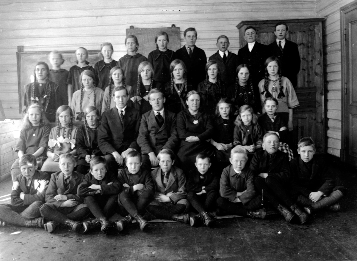 Anno Domkirkeodden, Elever og lærere ved Fagernes skole, Næroset, Ringsaker. Se baksiden av foto for navn.