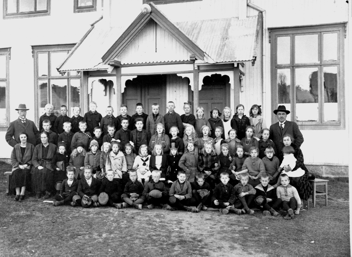Anno Domkirkeodden, Elever og lærere med familie på Årengen skole, Nes, Hedmark. Se bilde 2 for nummerering i fohold til navn: 11 Magne Bølviken (f: 1919, sønn av Pauline og Erik) 12 Ragnhild Akkerhaugen (lærer) 13 Sigrid Olsen (lærer) 28 Magnhild Bølviken (f: 1924, gift Sole, sittende på fanget til Pauline) 29 Angel …
