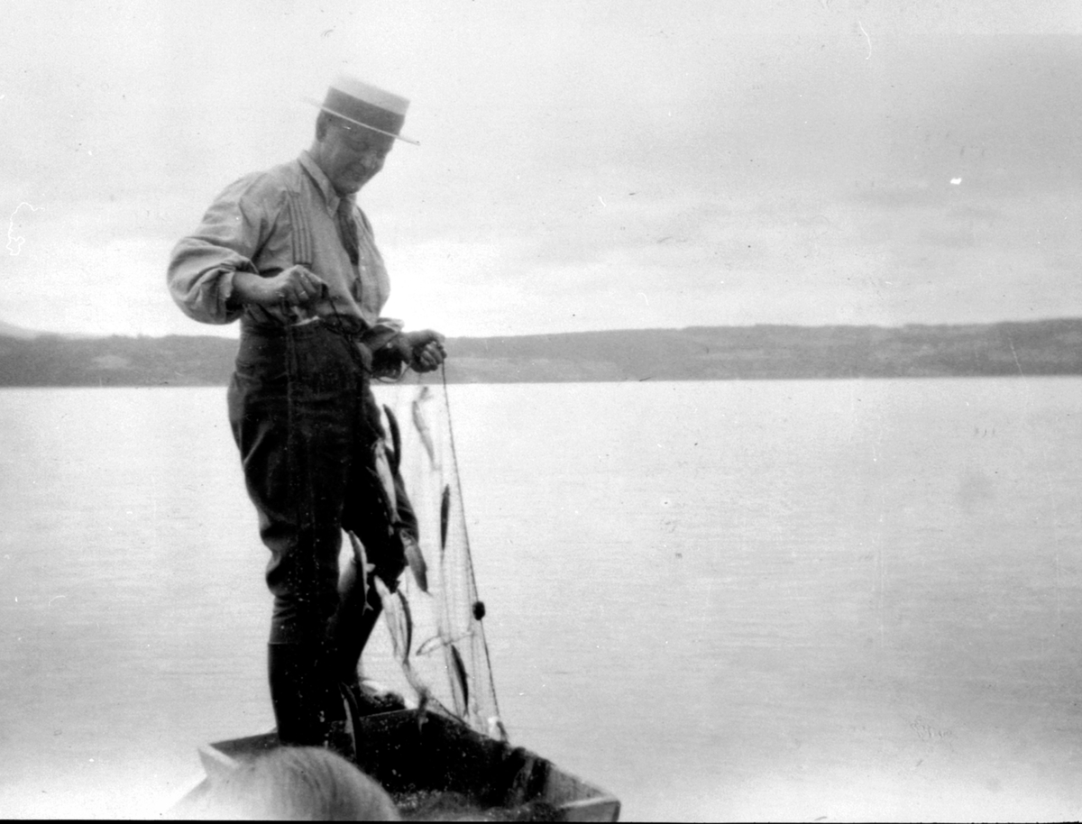 Anno Domkirkeodden, Karl B. Olssøn trekker sildegarn. Hovelsrud, Helgøya.