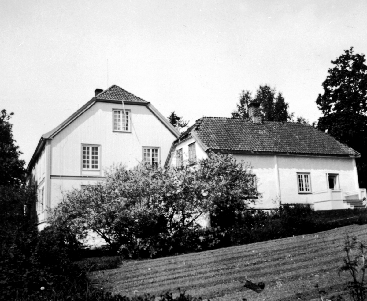 Anno Domkirkeodden, Hovedbygningen med sidefløy på Hovelsrud, Helgøya sett fra sydøst. Kjøkkenhagen i forkant.
