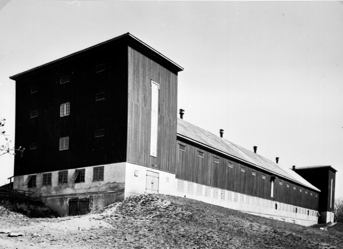 Anno Domkirkeodden, Den nye driftsbygningen på Hovelsrud, Helgøya. Heiselåve tegnet av Gunnar Bjerke.