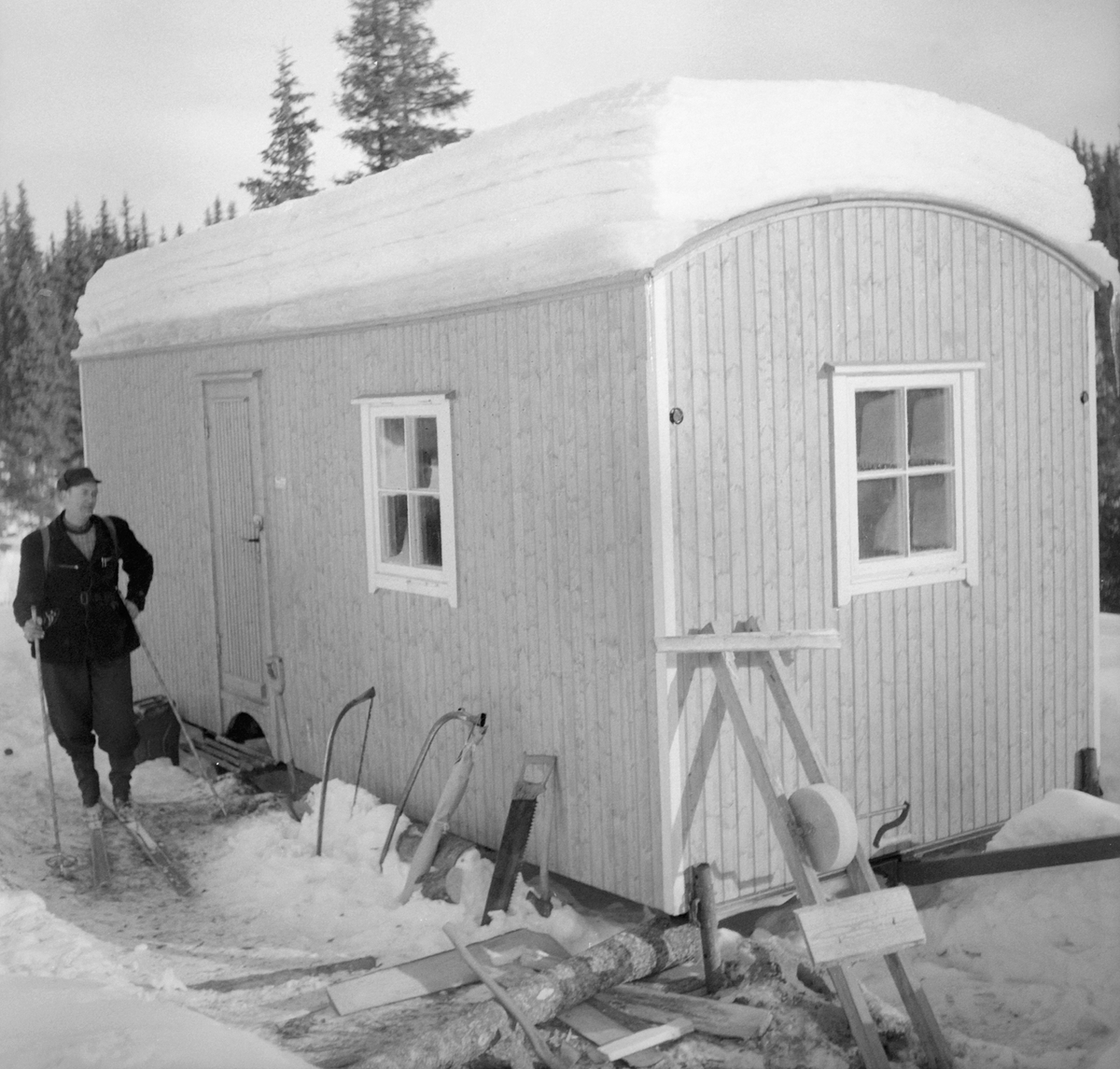 Anno Domkirkeodden, Eksteriør, hvilebrakke, mann med ski og staver utenfor, skogsverktøy, slipestein, Berger Langmoen A/S, Brumunddal.