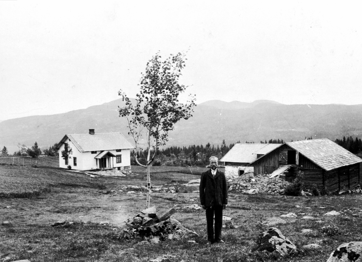 Anno Domkirkeodden, Mathias Dahl foran husa på Dal øvre, Næroset, Ringsaker.
