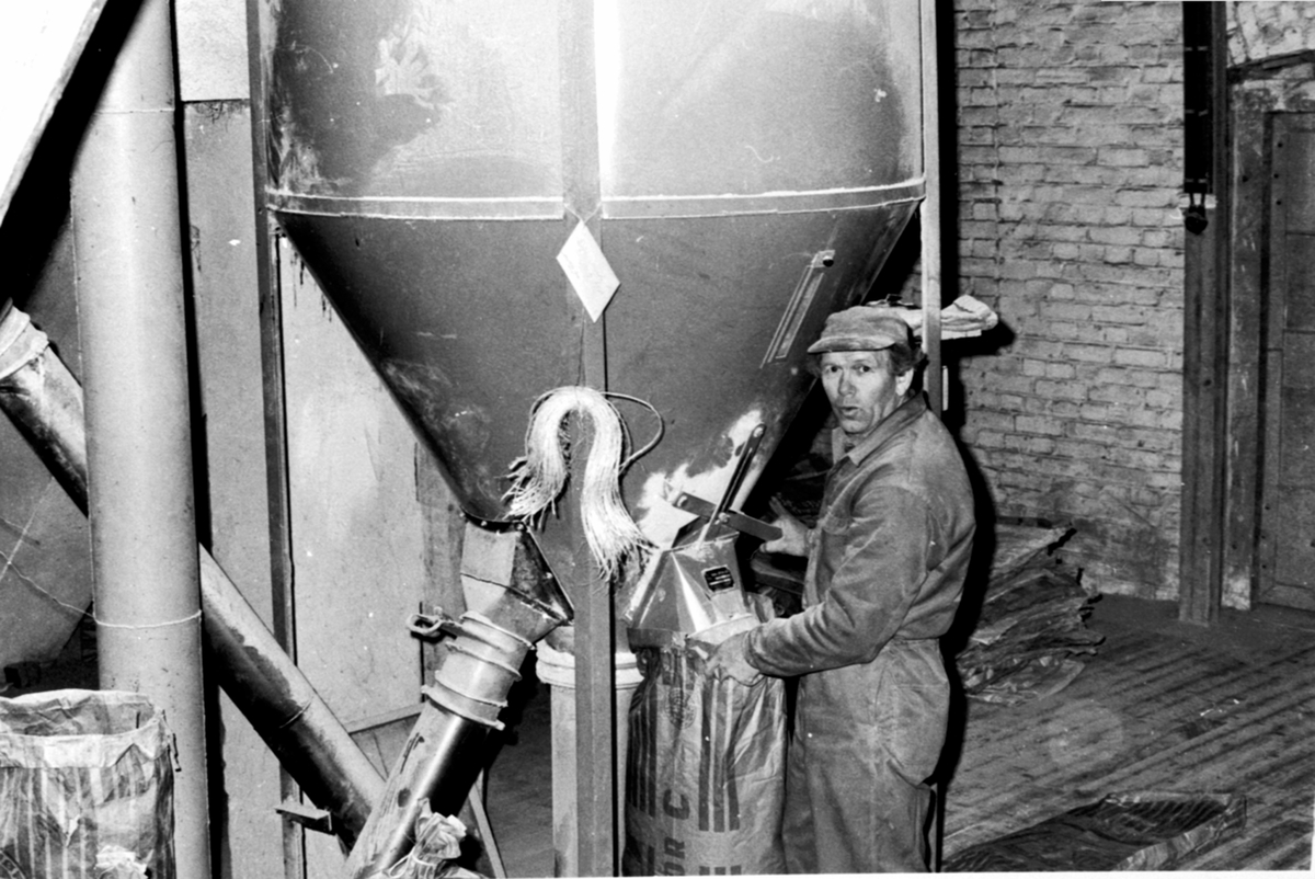 Anno Domkirkeodden, Møllearbeider Ivar Knuvlerud ved kraftforblanderen på Kvisla bruk/mølle, Næroset, Ringsaker.