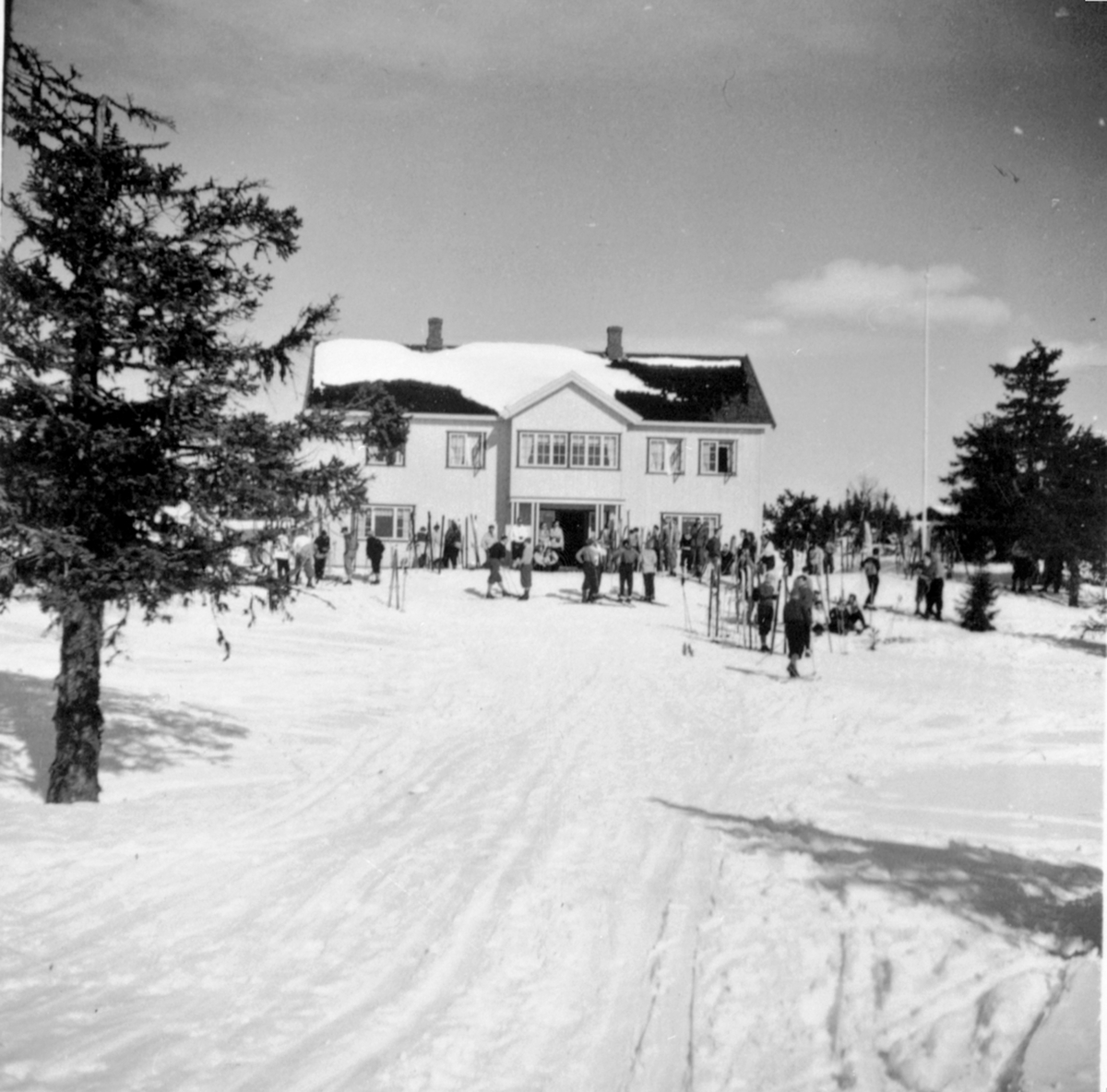 Anno Domkirkeodden, Eksteriør, Hygga fjellkro, påsketurister på ski, Ljøsheim, Ringsakerfjellet.