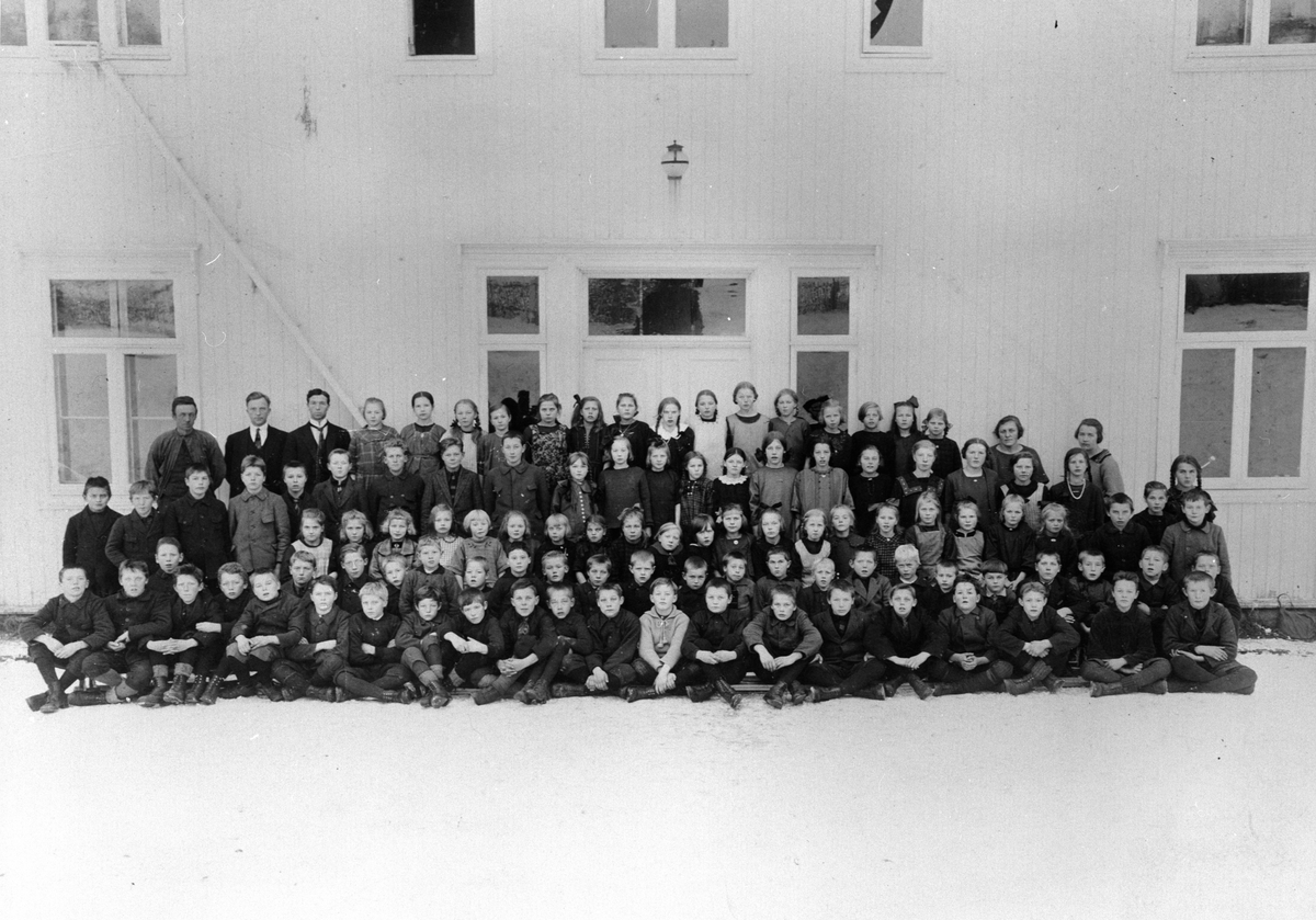 Anno Domkirkeodden, Elever og lærere ved Furu skole, Veldre, Ringsaker. Alf Prøysen er nummer tre fra høyre i andre rekke. Alf gikk i andre klasse. Helene Bangen, som gikk i samme klasse som Alf Prøysen, er nummer 11 i tredje rekke fra venstre på bildet. Hun har pannebånd og en medaljong rundt halsen. Helene ble født …