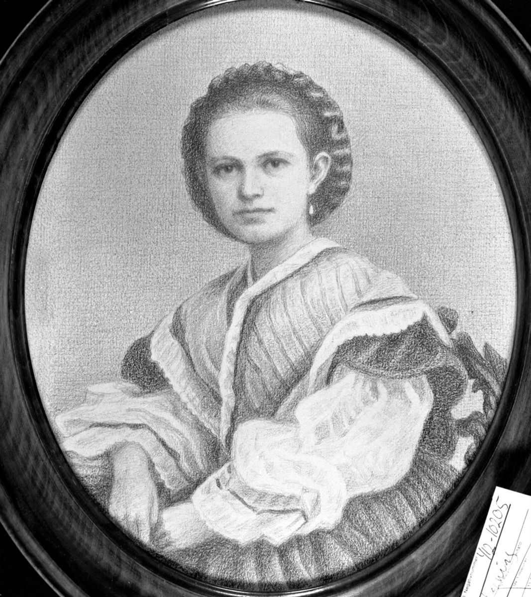 Anno Domkirkeodden, Tegnet portrett av Anne Marie Tollesdatter Hoel (1844-1921). Hovinsholm, Helgøya.