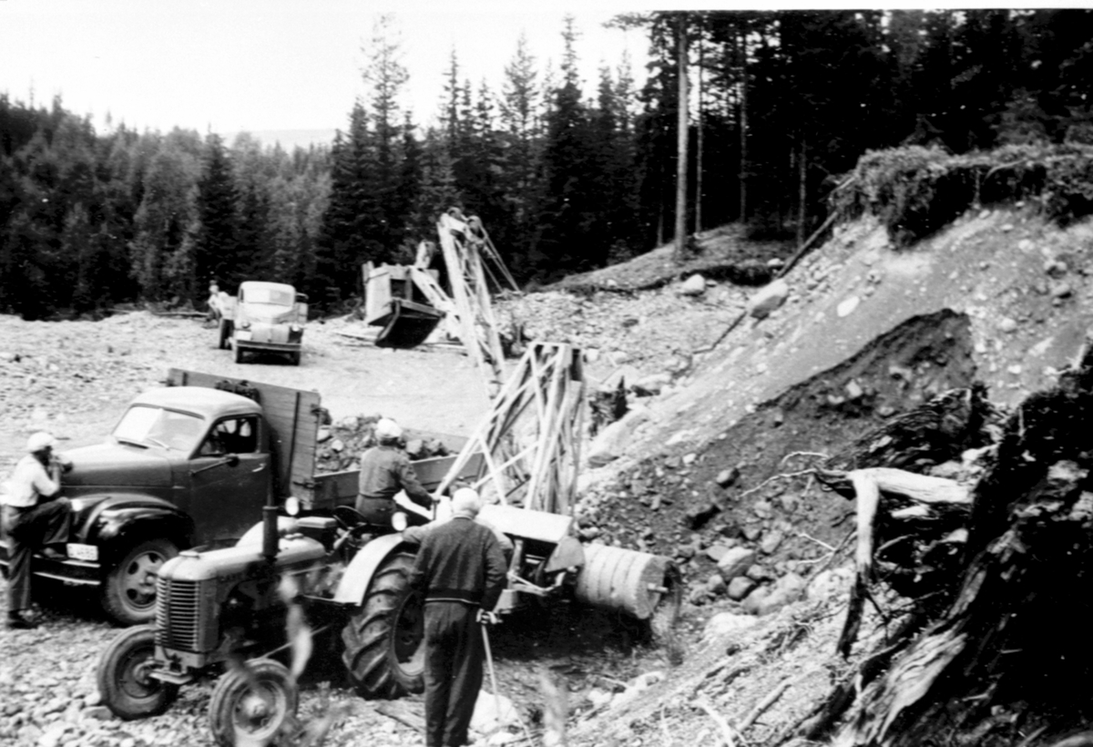 Anno Domkirkeodden, Grustak. Gruslasting i Mesnabakkgruva, Mesnalia, Ringsaker. Lastemaskin på traktor. Lastebil, eier er Ole Heramb. Lastebilene: Nærmest 1946-47 Studebaker, bak 1946-47 Chevrolet.