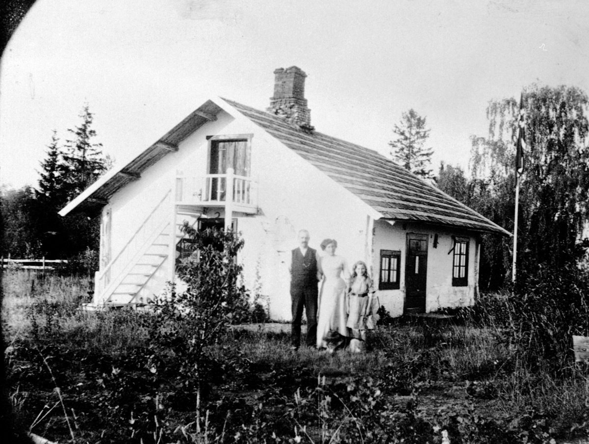 Anno Domkirkeodden, Personer utenfor Holmstøen på Hovinsholm, Helgøya. Ingeniør Fredrik Ingier f. 1872, fru Anna Ingier f. 1872 (Hoel), datter Agnes Ingier f.1902.
