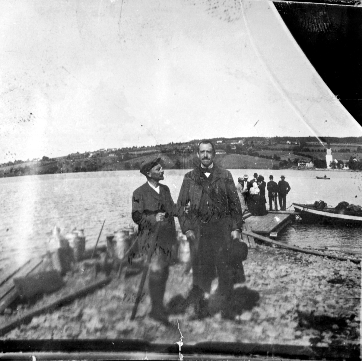 Anno Domkirkeodden, Gruppe personer som venter på båtskyss over Nessundet til Tingnes fra Sundsbrygga, Helgøya.