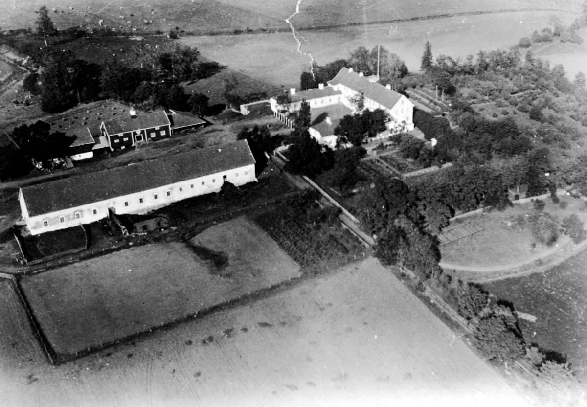 Anno Domkirkeodden, Flyfoto av gardsbruk, Hovinsholm, Helgøya. Før alle brannene.