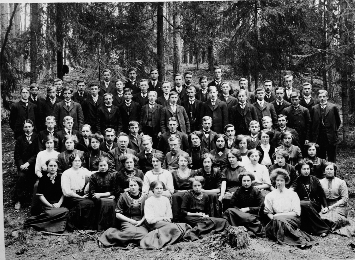 Anno Domkirkeodden, Elever og lærere ved Ringsaker Amtskole i 1911. Senere Ringsaker Folkehøgskole.