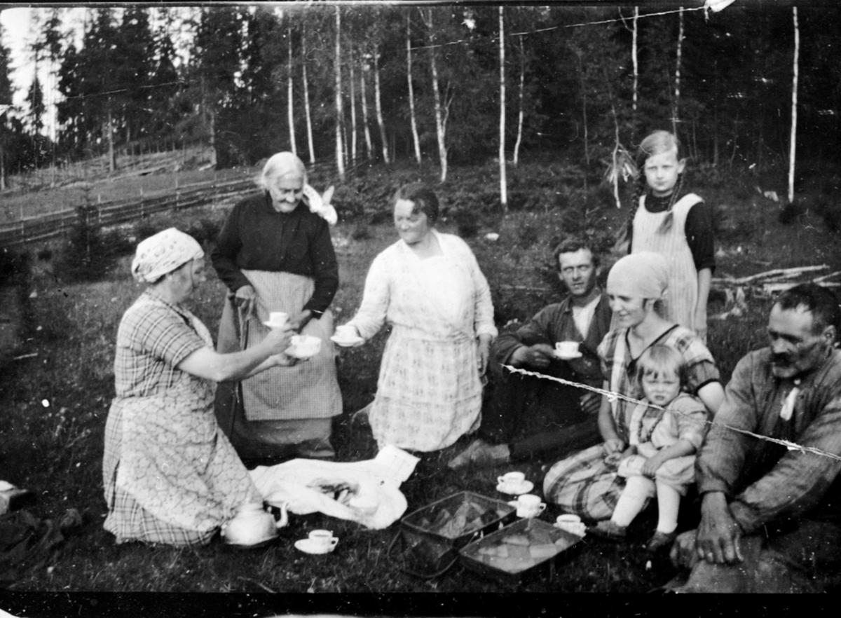 Anno Domkirkeodden, Kaffepause i arbeidet på Raknerud nordre, Helgøya.
