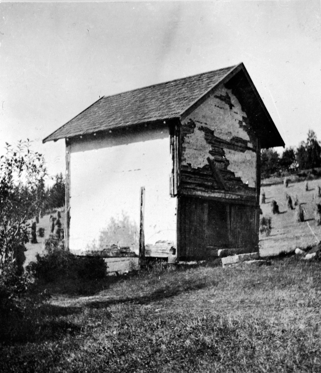 Anno Domkirkeodden, Stabburet i Åsen, Helgøya. Rappet tømmerbygning. Kornsnes.