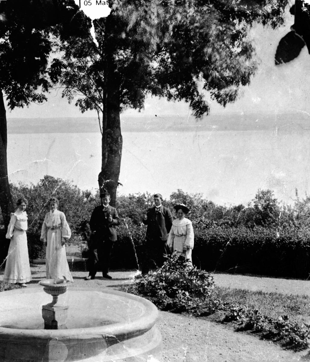 Anno Domkirkeodden, Ved fontenen i hageanlegget på Hovinsholm, Helgøya. Fra venstre er Sigrid Pauline Hoel f.1880 (gift Baastad), Pauline Raum Hoel, Helge, Trygve ?, Mari Hoel (gift Sverdrup).