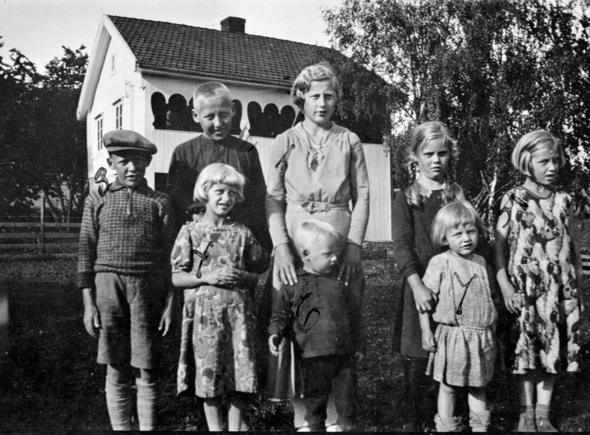 Anno Domkirkeodden, Gruppe barn foran den gamle hovedbygningen på Raknerud, Helgøya. Bak fra venstre er Eivind f.1921, Otto f.1919, Ragna f.1918 og Inga f.1924, Arnfrid Sandbæk f.1926. Foran fra venstre er Randi f.1925, Birger f.1929, Magnhild f.1929.
