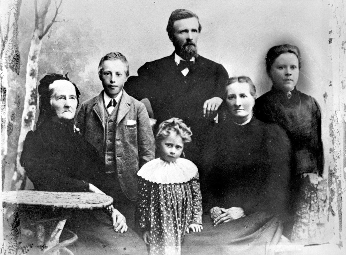 Anno Domkirkeodden, Familien på Raknerud søndre, Helgøya. Fra venstre er Randi Halvorsdatter f.1820, Rudolf (1884-1965), Even f.1854, Retilie f.1854, Ragna f.1882. Stående foran er Betsy f.1893.