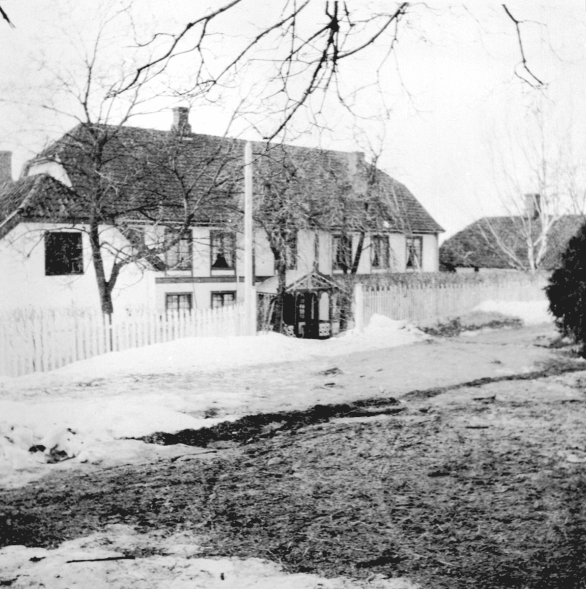 Anno Domkirkeodden, Hovedbygningen på Hovelsrud, Helgøya. Stakittgjerde foran inntunet og hovedinngang.