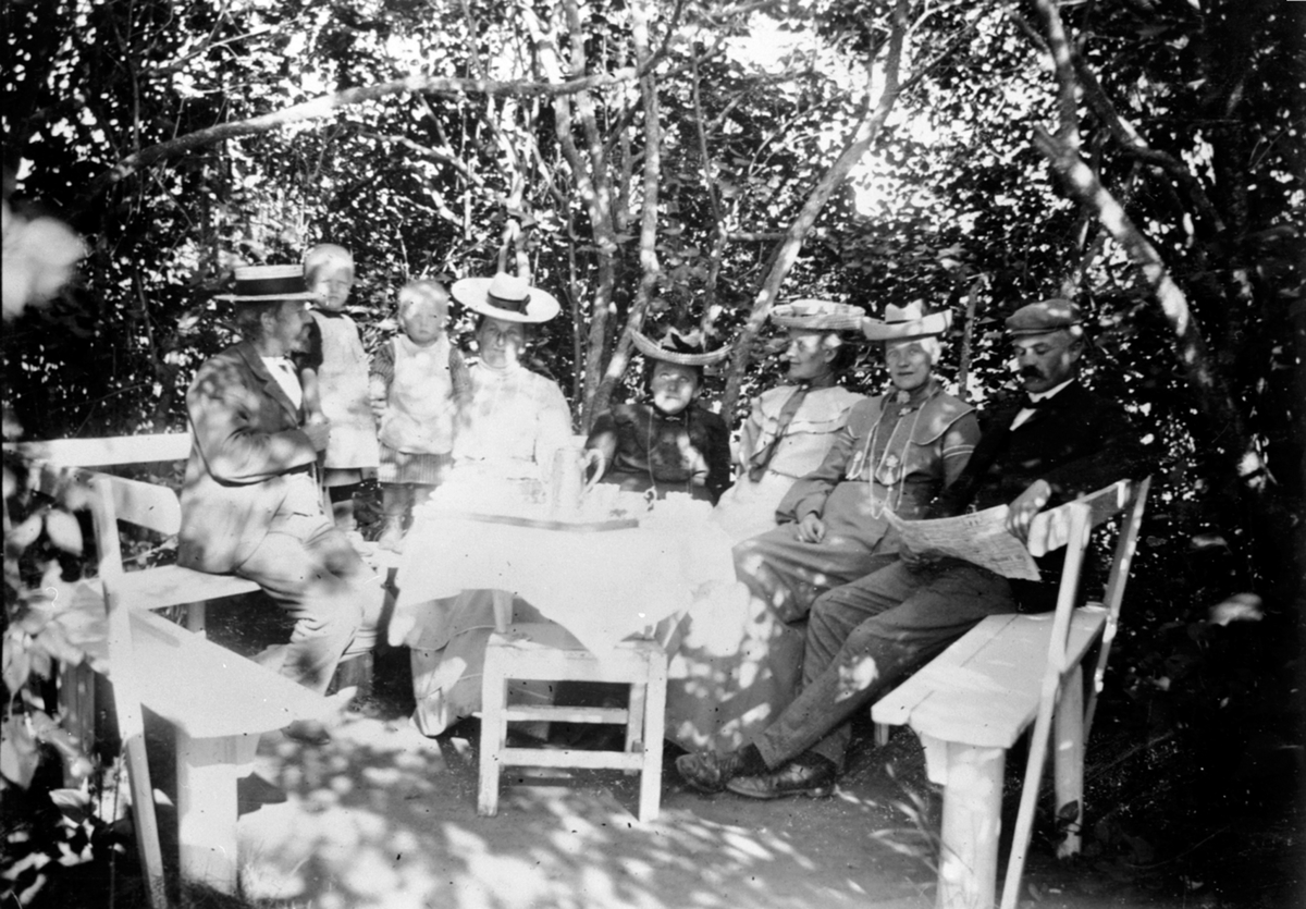 Anno Domkirkeodden, Gruppe 8, Lars Glestad med familie, kaffekos, Hage, Mo gård, Moelv i Ringsaker.