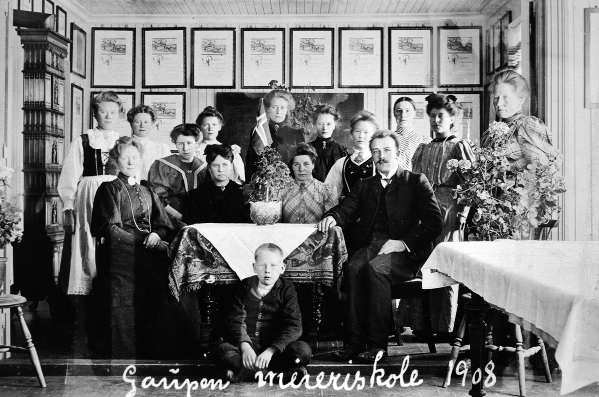 Anno Domkirkeodden, Elever ved Gaupen Meieriskole, Ringsaker, 1908.