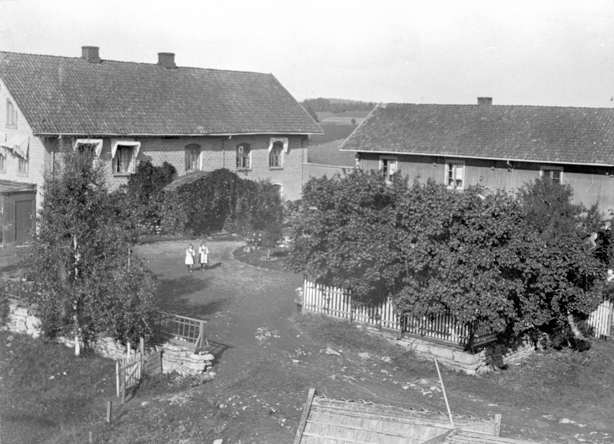Anno Domkirkeodden, Eksteriør, hovedbygning, drengestue på Skredshoel gård, Ringsaker.