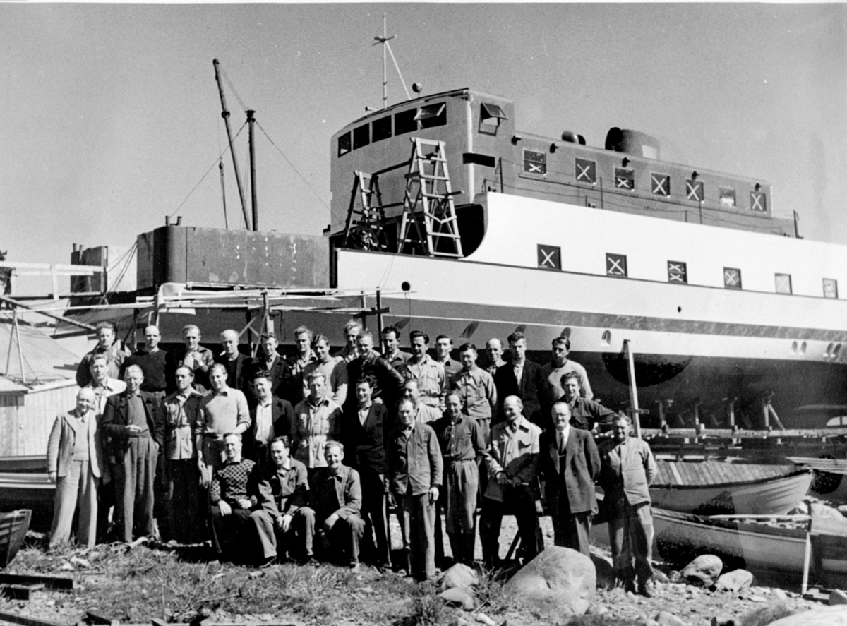 Anno Domkirkeodden, Hamar-Kapp-Ferjen, under bygging på Sterudodden, Hamar for Hamar og Nes Dampskipsselskap, sjøsatt og i drift fra 1951. Gruppe arbeidere. Mjøsbåt.