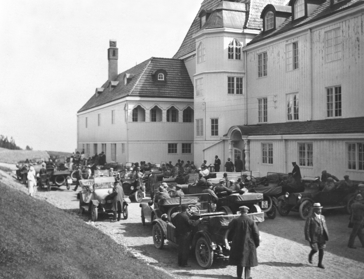 Anno Domkirkeodden, Høsbjør turisthotell, mange biler på parkeringsplassen. Furnes, Ringsaker.