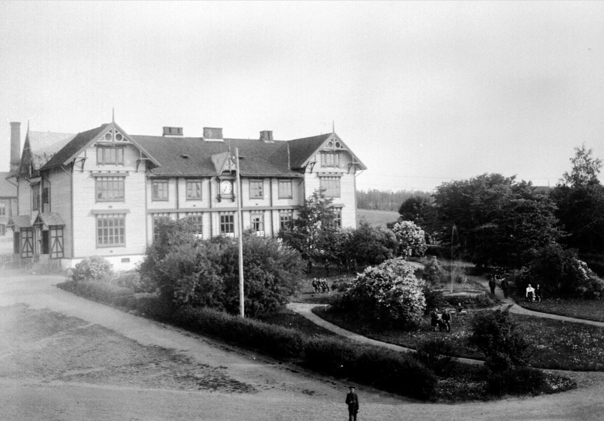 Anno Domkirkeodden, Internatbygningen på Toftes Gave, Nedre Sund, Helgøya. Hageanlegg med fontene. Folk i hagen.