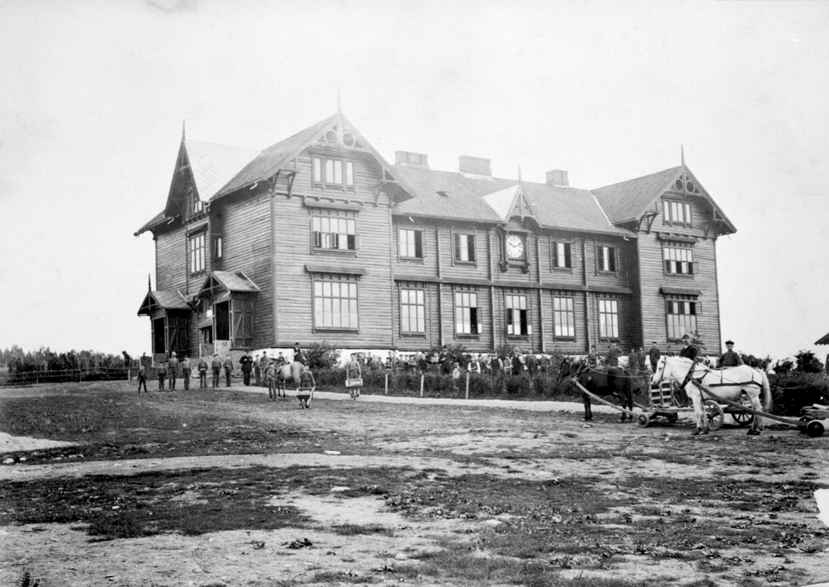 Anno Domkirkeodden, Internatbygningen på Toftes Gave, Nedre Sund, Helgøya. Mye folk og hester.