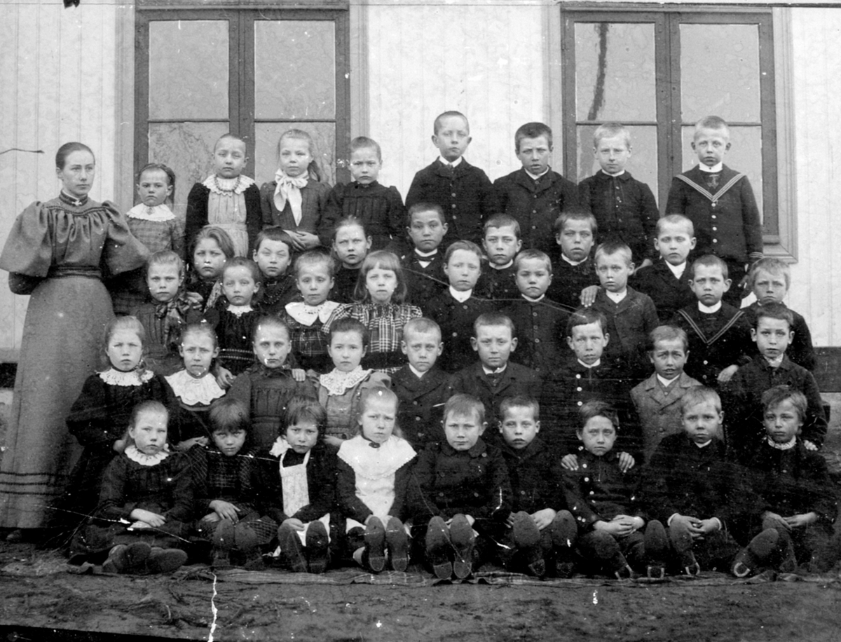 Anno Domkirkeodden, Lærerinne og elever ved Hagelund skole, Nes, Hedmark.