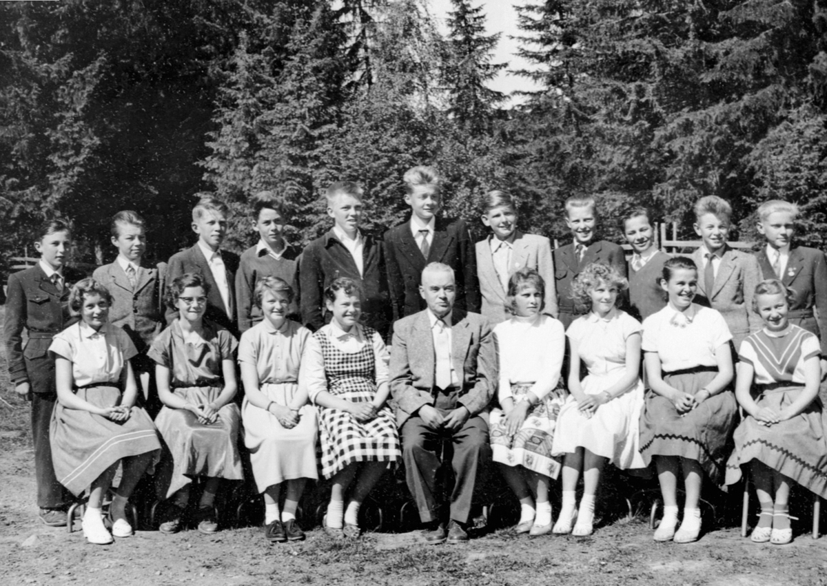 Anno Domkirkeodden, Elever og lærer ved Brumunddal skole, Ringsaker.