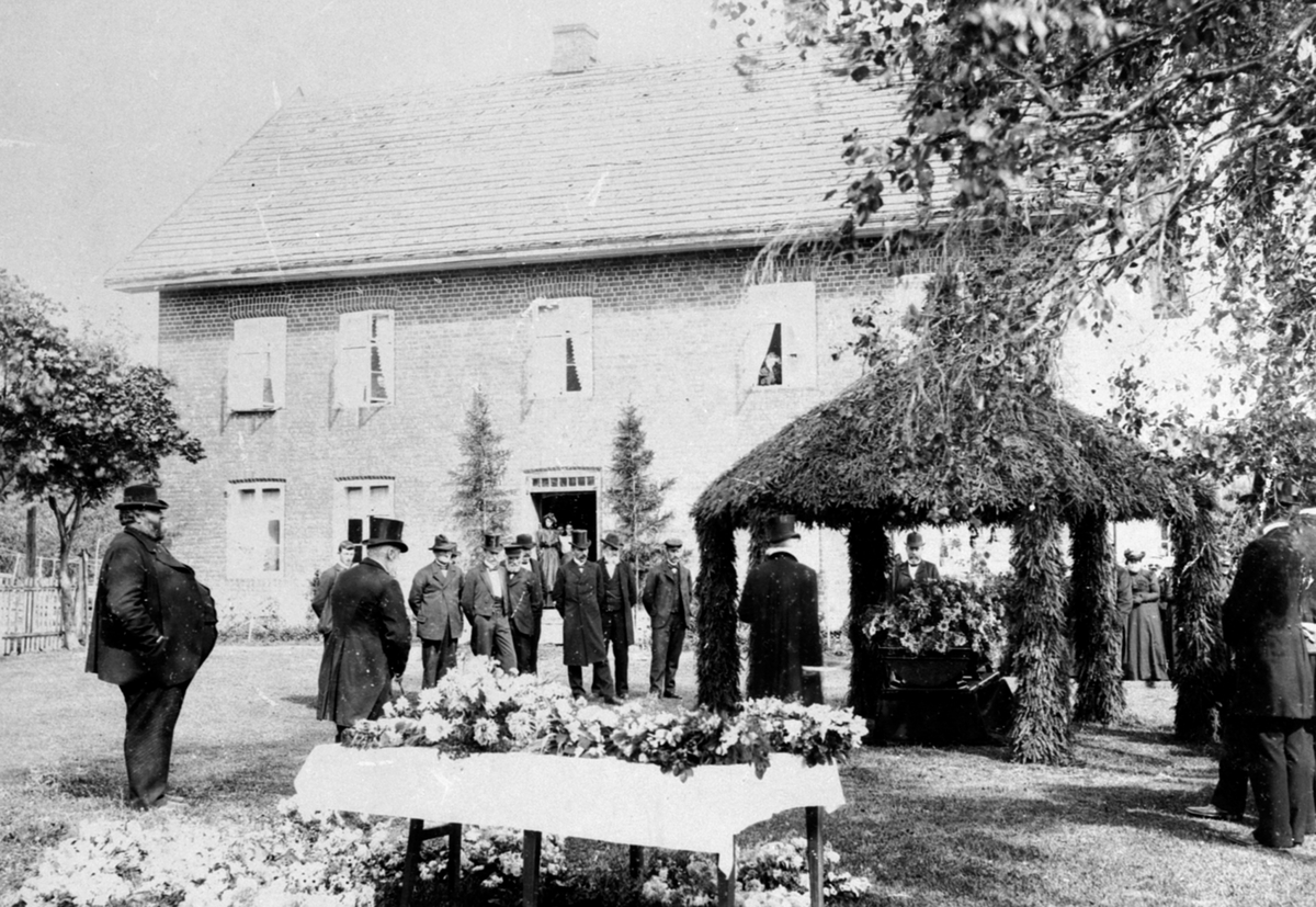 Anno Domkirkeodden, Fra Christian Evensen Haugen (1847-1914) sin begravelse med barsal, bårehus, blomsterbord og mye mennesker foran hovedbygningen på Kise Mellom, Nes, Hedmark.