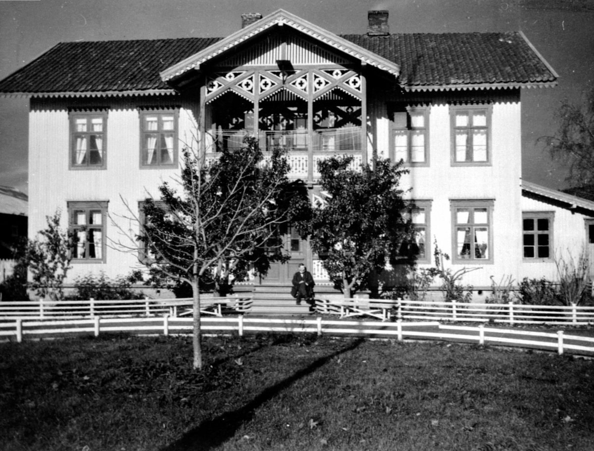 Anno Domkirkeodden, Eksteriør, hovedbygningen, Ulven gård, Ringsaker.