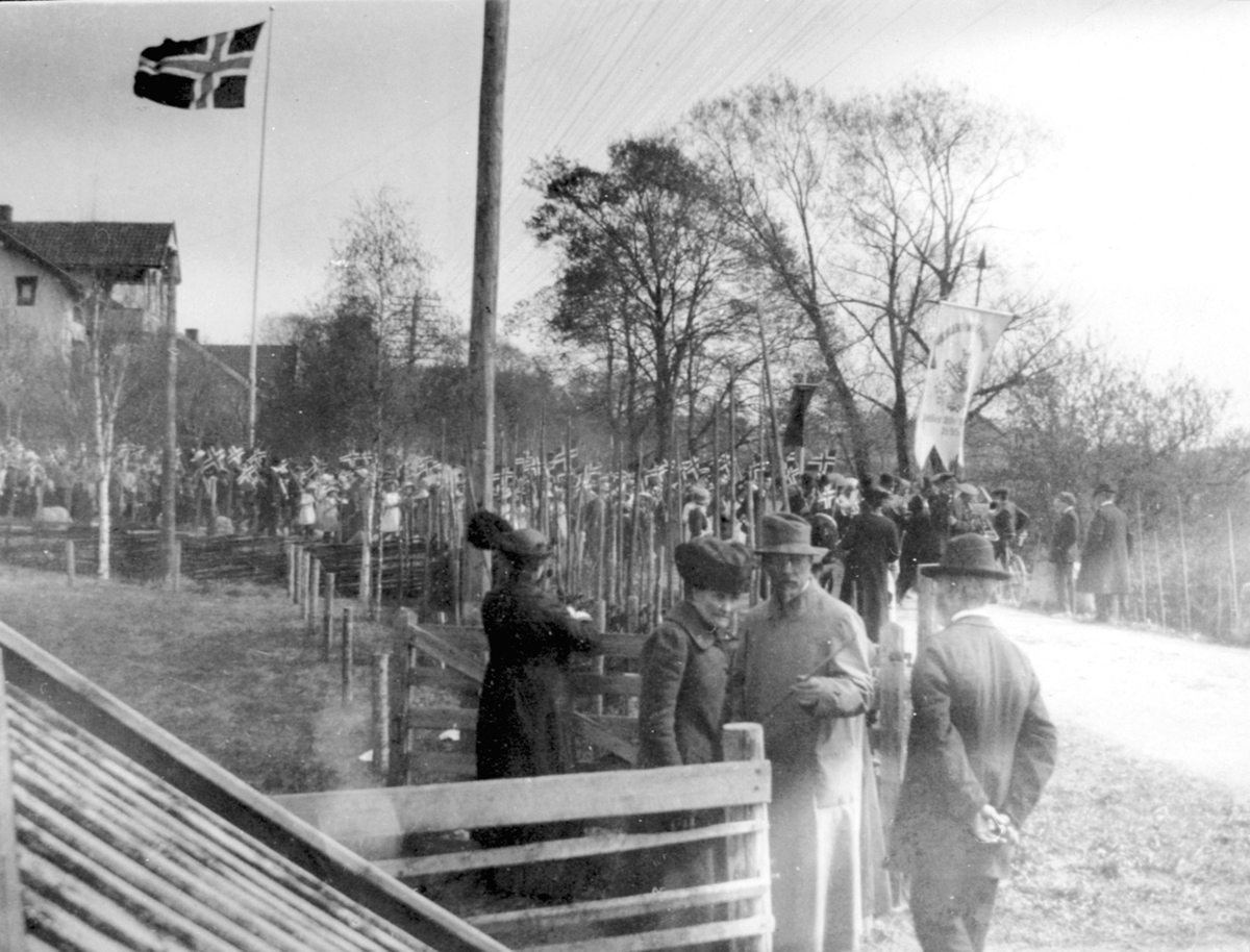 Anno Domkirkeodden, 17. maitog ved gamle Tingvang, Ringsaker. Flagg, mye folk.