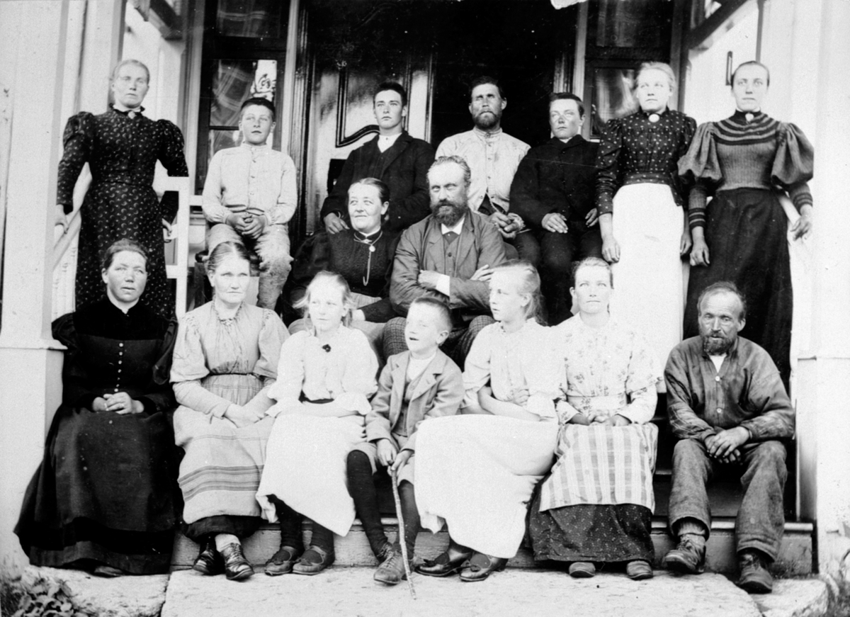 Anno Domkirkeodden, Familie og arbeidere på Samsal, Ringsaker. Inga og Ole Samsahl i midten. Fra venstre foran er Marie, Ole og Julie Samsahl. Helt til høyre er stallkar Klemet Olsethagen.