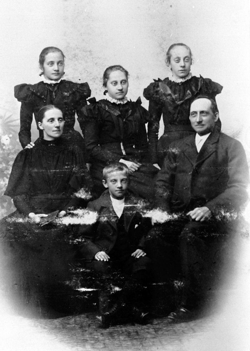 Anno Domkirkeodden, Familien Kristiansen Kval. Foran fra venstre : Berte Johannesdatter Stav, Aksel Kval, skomaker Anders Kristiansen Kval. Bak er barna : Marianne, Karen Johanne, ?.