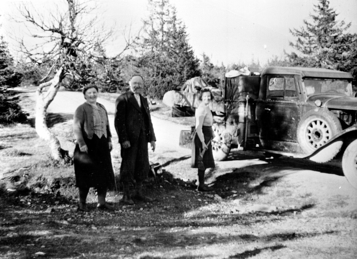Anno Domkirkeodden, Fjelltur med gassdrevet bil på Ljøsheim, Ringsaker Alemenning. Fra venstre er Agnes Mengshoel, Even Mengshoel, Helene Hauger.