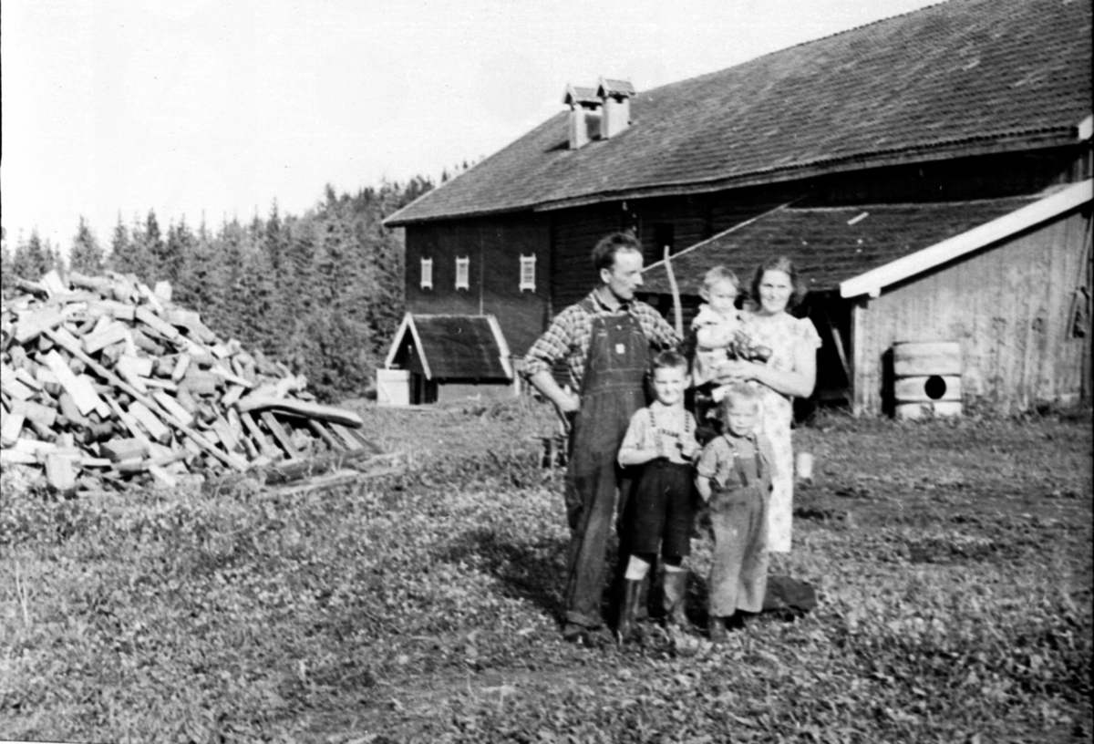 Anno Domkirkeodden, Per og Karen Røste på Venningrud, Helgøya med barna Olav (f 1939), Kåre (f 1942) og Aud Helene (f 1945) foran den gamle låven med fjøset som brant ned til grunnen i 1958.