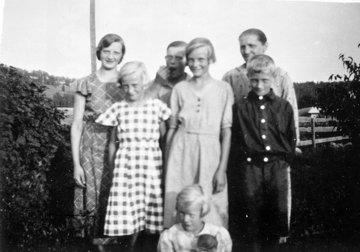 Anno Domkirkeodden, Søskenflokken Torstad. Jentene med etternavn Øverlie, guttene med Thorstad. Foran er Solveig. 2 rekke fra venstre Dagny, Sigurd, Sverre, 3 rekke fra venstre er Margit Johanne, Jørgen, mor Anne. Furnes.