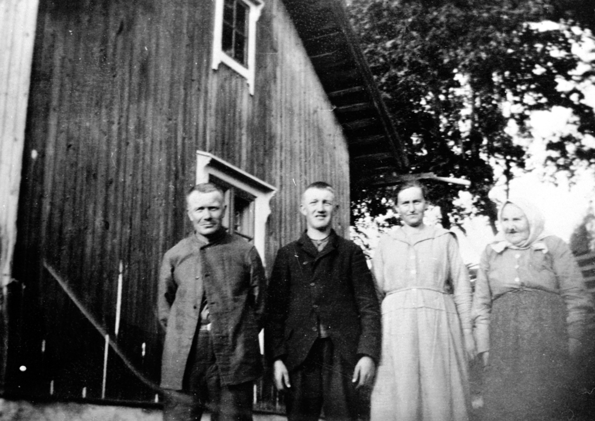 Anno Domkirkeodden, Utenfor huset i Engeland, Helgøya. Adolf Pedersen Sund Lier (1884-1967), Johan Engeland (1908-1981), Albertine Johansdatter Engeland (1884-1955), Lise Andersdatter Engeland (1846-1934).