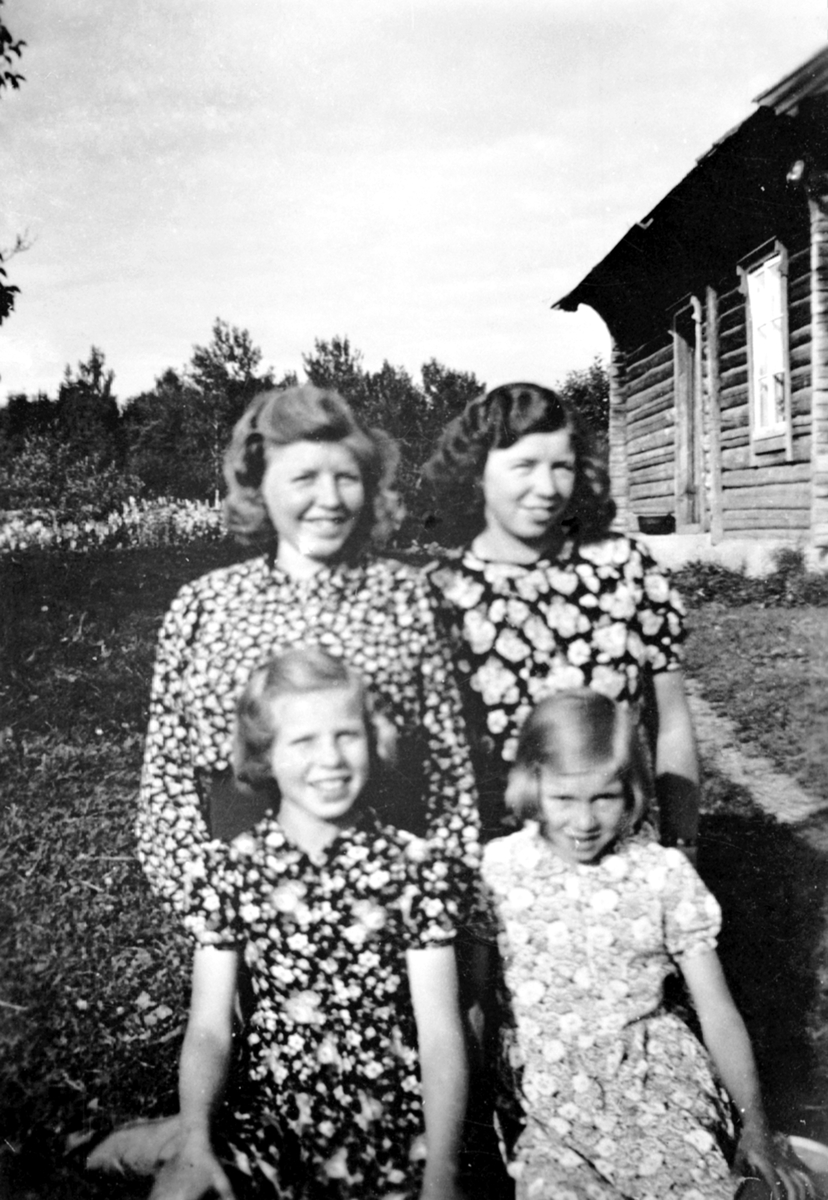 Anno Domkirkeodden, 4 søstre utenfor huset i Kjella. Husmannsplass på Hovinsholm, Helgøya. Bak fra venstre er Magnhild Marie Madsen f.1924, Astrid Alvhilde Madsen f.1921. Foran fra venstre er Solveig Jorunn Madsen f.1931, Ragnhild Ingeborg Madsen f.1933.